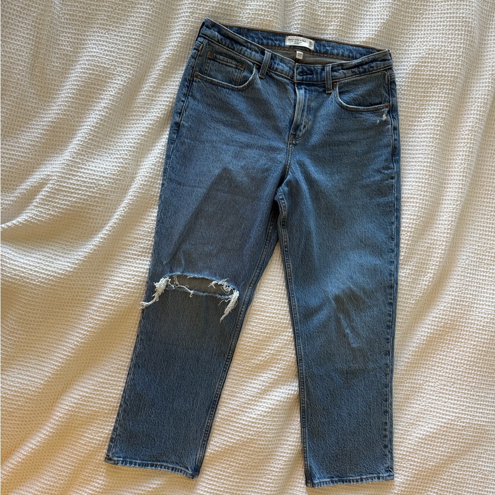 Abercrombie & Fitch Distressed 90’s straight mid rise jeans size 30 extra short